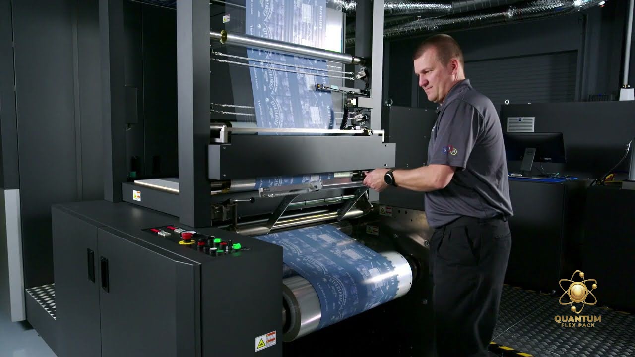 Quantum Flex Pack operator at the Jet Press FB790 console